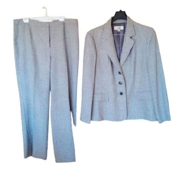 Le Suit Jackets & Blazers - Gray Blazer & Pants Set,  Pantsuit, Power Suit Size 18